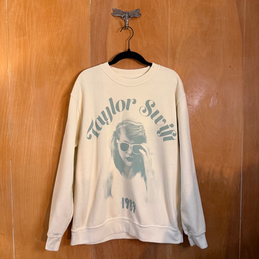 Taylor Swift 1989 Taylors Version Cream Graphic Crewneck Sweatshirt Merch Medium - Picture 2 of 7